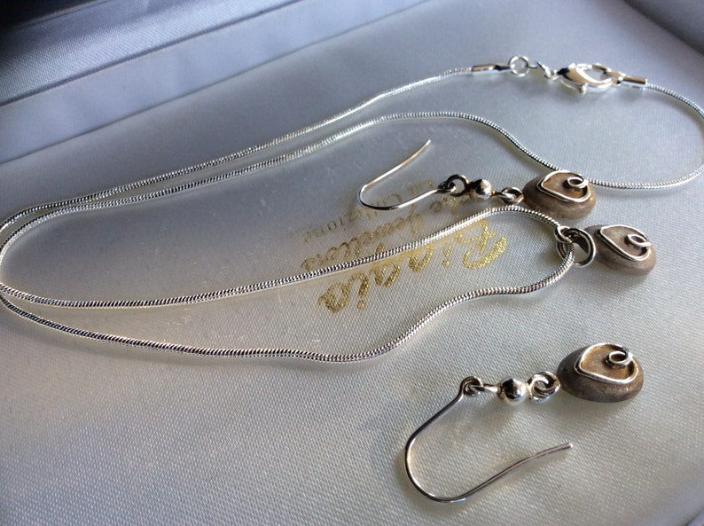Pretty Vintage 925 Silver Pendant /& Chain And Earrings Set