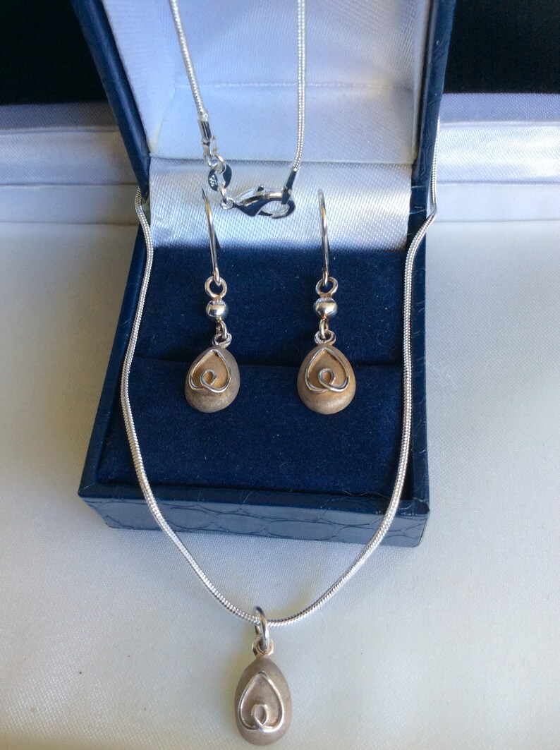 Pretty Vintage 925 Silver Pendant /& Chain And Earrings Set