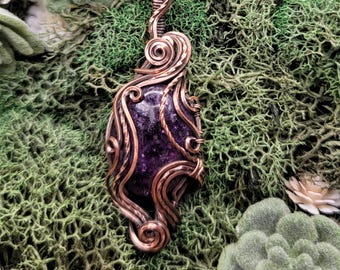 Collar con colgante de lepidolita envuelto en alambre