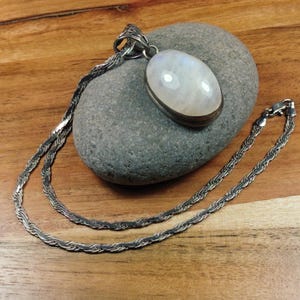 Collier moderniste ovale à pendentif pierre de lune MCM en argent sterling