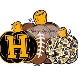 Puede incluir: Tres calabazas decoradas para un partido de fútbol americano. La calabaza del centro es un balón de fútbol con rayas blancas y negras. La calabaza de la izquierda es negra con una "H" amarilla y las calabazas de la derecha son blancas con un estampado de tigre negro y dorado y el texto "HHS" repetido.