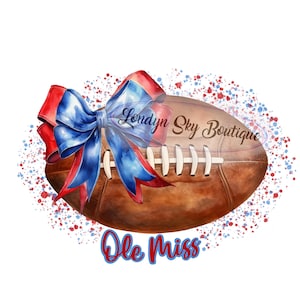 Puede incluir: Ilustración en acuarela de un balón de fútbol americano marrón con cordones blancos, un lazo rojo y azul, y el texto "Londyn Sky Boutique". Las palabras "Ole Miss" están escritas en rojo y azul debajo, con un efecto de salpicadura.