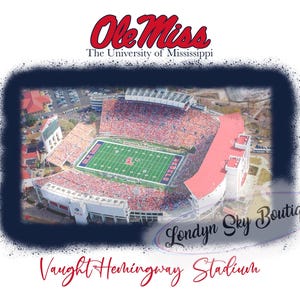 Puede incluir: Una vista aérea del estadio Vaught-Hemingway, hogar de los Ole Miss Rebels, lleno de espectadores. La imagen presenta el logotipo y el texto de Ole Miss, con un borde azul oscuro y el texto "Londyn Sky Boutique".