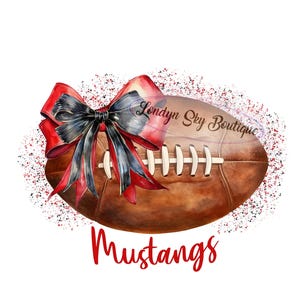 Puede incluir: Un balón de fútbol americano marrón con cordones blancos está adornado con un gran lazo rojo y negro. La palabra "Mustangs" está escrita en rojo debajo. La imagen tiene un fondo blanco con motas rojas y negras.
