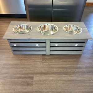 Elevated dog feeder with 3 bowls- 3 quart bowl in the middle