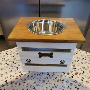 Farm House Style Single bowl pet feeder with 2 quart bowl