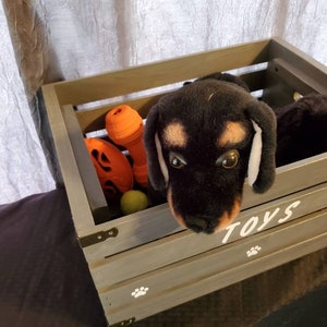 Caja de almacenamiento de juguetes de madera para perros. Idea de regalo personalizada para mascotas. Muebles artesanales para organizar los juguetes de tu mascota. imagen 4