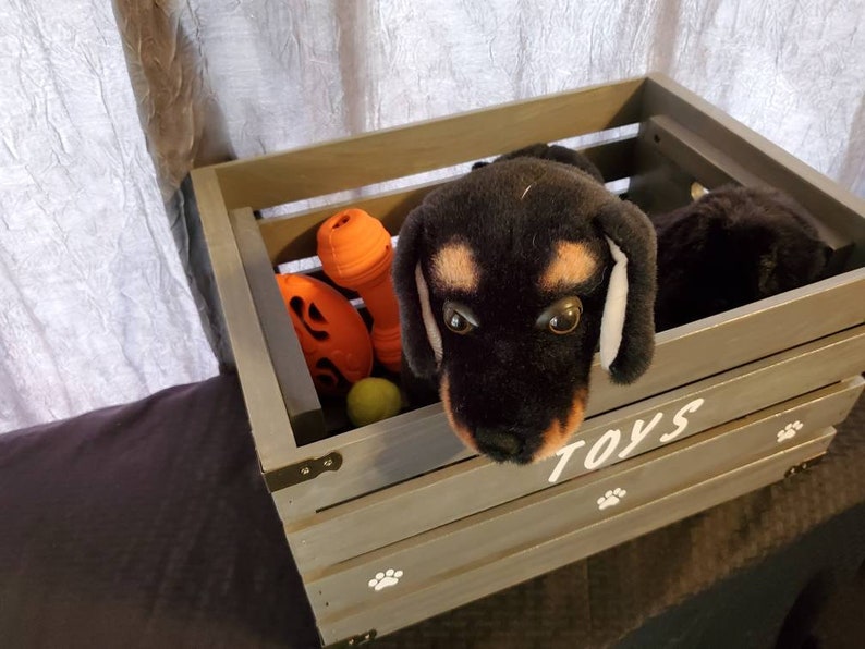 Caja de almacenamiento de juguetes de madera para perros. Idea de regalo personalizada para mascotas. Muebles artesanales para organizar los juguetes de tu mascota. imagen 4