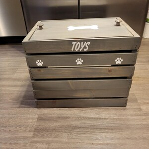 Caja de almacenamiento de juguetes de madera para perros. Idea de regalo personalizada para mascotas. Muebles artesanales para organizar los juguetes de tu mascota. imagen 2