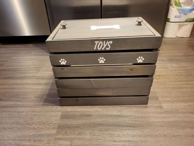 Caja de almacenamiento de juguetes de madera para perros. Idea de regalo personalizada para mascotas. Muebles artesanales para organizar los juguetes de tu mascota. imagen 2