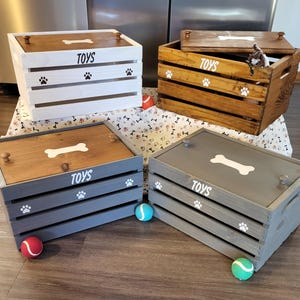 Caja de almacenamiento de juguetes de madera para perros. Idea de regalo personalizada para mascotas. Muebles artesanales para organizar los juguetes de tu mascota. imagen 5