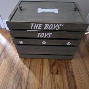 Caja de almacenamiento de juguetes de madera para perros. Idea de regalo personalizada para mascotas. Muebles artesanales para organizar los juguetes de tu mascota. imagen 3