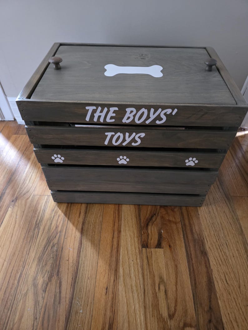 Caja de almacenamiento de juguetes de madera para perros. Idea de regalo personalizada para mascotas. Muebles artesanales para organizar los juguetes de tu mascota. imagen 3