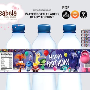 Puede incluir: Etiquetas de botellas de agua imprimibles con personajes de la película Inside Out. Las etiquetas son moradas con un fondo azul oscuro y presentan los personajes Alegría, Tristeza, Ira, Miedo y Asco. El texto "Feliz cumpleaños" está impreso en blanco en las etiquetas.