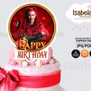 Puede incluir: Un topper de pastel imprimible con una mujer de pelo rojo con una chaqueta roja y una corona dorada. El topper dice "Feliz cumpleaños" en letras doradas.