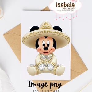 K&ouml;nnte beinhalten: Digitale Illustration von Mickey Mouse mit einem beigen Sombrero und passendem Outfit mit goldenen Akzenten. Das Bild ist mit "Image png" beschriftet und misst 25,4 x 30,5 cm. Design von Isabela Party Studio.