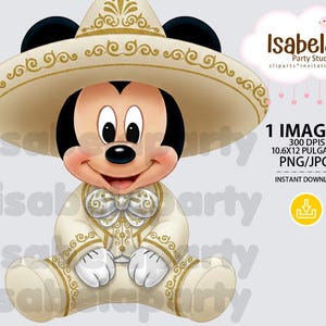 K&ouml;nnte beinhalten: Digitale Illustration von Mickey Mouse in einem cremefarbenen Mariachi-Outfit, einschlie&szlig;lich Sombrero und Anzug mit goldenen Details. Das Bild enth&auml;lt den Text "Isabela Party Studio" und "1 IMAGEN 10.6x12 PULGADAS PNG/JPG/ INSTANT DOWNLOAD."
