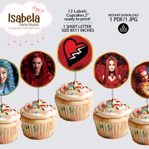 Puede incluir: Cupcakes con adornos de personajes. Los adornos redondos con borde dorado muestran un coraz&oacute;n roto y retratos de personajes. Los cupcakes est&aacute;n cubiertos con glaseado blanco y chispas de colores.