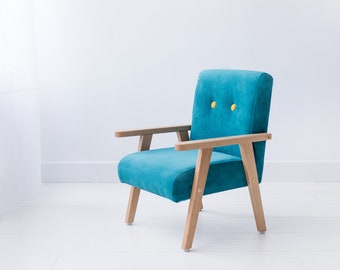 Silla de bebé pequeña color turquesa, sillón con laterales de madera.