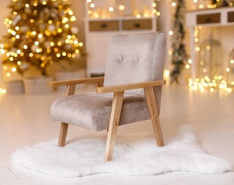 Sillón hecho a mano para habitación infantil en tejido de piel.