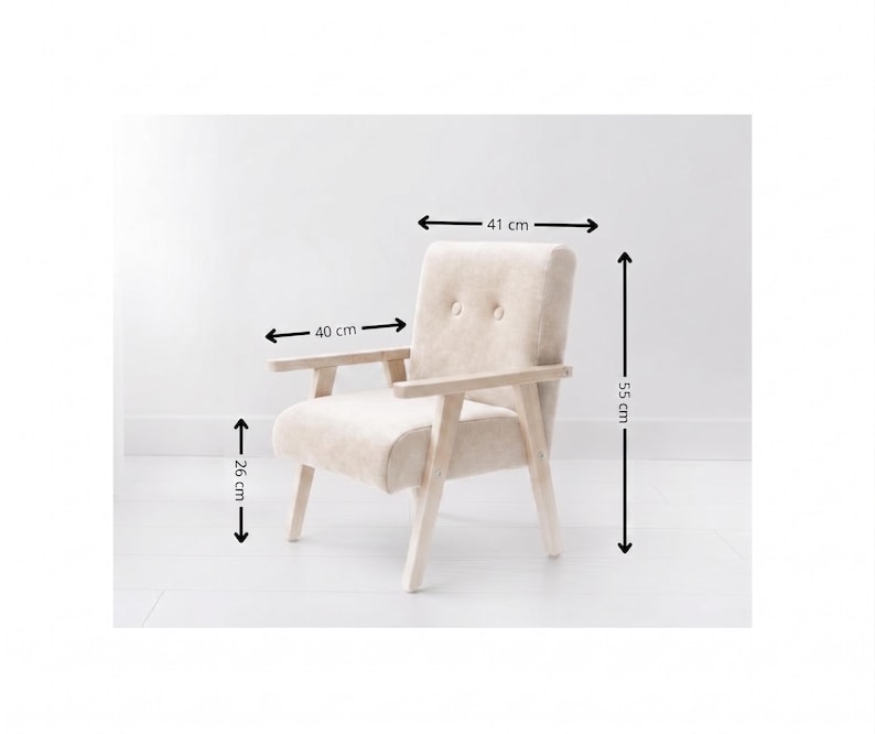 Peut inclure: Un fauteuil beige avec accoudoirs et pieds en bois. Le fauteuil mesure 40 cm de large, 41 cm de profondeur et 55 cm de haut. La hauteur de l'assise est de 26 cm. Le fauteuil a un dossier capitonn&eacute;.