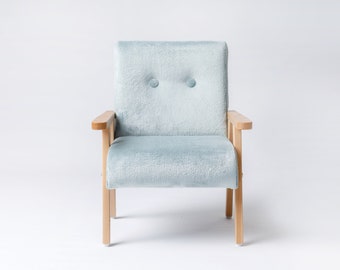 Sillón hecho a mano para habitación infantil en tejido de piel.