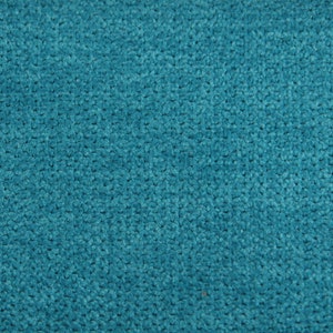 Peut inclure: Gros plan sur un tapis de couleur sarcelle. Le tapis a une texture douce et moelleuse avec un poil dense. La couleur est une nuance vibrante de sarcelle, avec de subtiles variations de ton sur la surface.