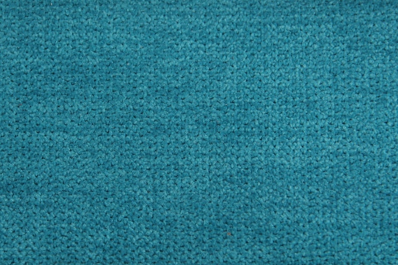 Peut inclure: Gros plan sur un tapis de couleur sarcelle. Le tapis a une texture douce et moelleuse avec un poil dense. La couleur est une nuance vibrante de sarcelle, avec de subtiles variations de ton sur la surface.