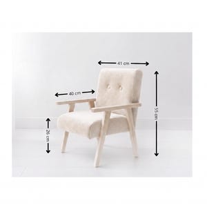 Peut inclure: Un fauteuil beige avec accoudoirs et pieds en bois. Le fauteuil mesure 40 cm de large, 41 cm de profondeur et 55 cm de haut. La hauteur de l'assise est de 26 cm. Le fauteuil a un dossier capitonn&eacute;.