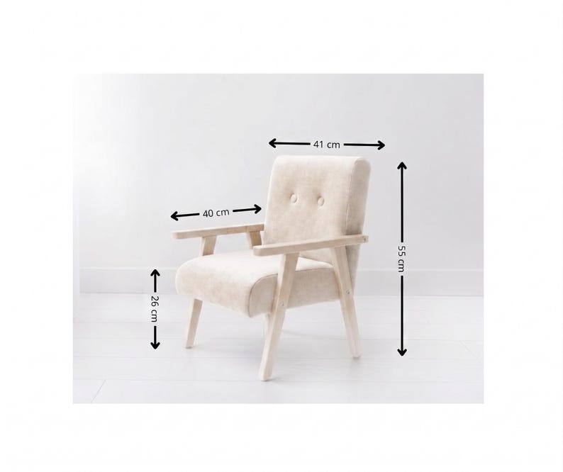 Peut inclure: Un fauteuil beige avec accoudoirs et pieds en bois. Le fauteuil mesure 40 cm de large, 41 cm de profondeur et 55 cm de haut. La hauteur de l'assise est de 26 cm. Le fauteuil a un dossier capitonn&eacute;.