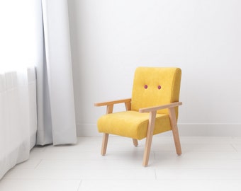 Pequeño asiento infantil amarillo, sillón con laterales de madera, amarillo