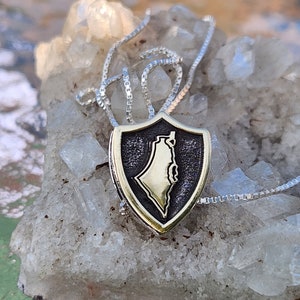 Gold und Silber Stahl Schild Anhänger | Landkarte von Israel mit Shema Israel | Heiliges Land Israel Halskette | Spiritueller Schmuck | Neujahrsgeschenk