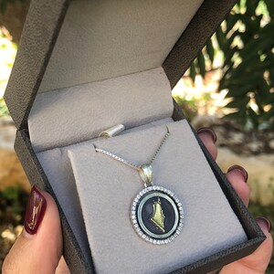 Un colgante circular de oro de 9 quilates y plata de ley Mapa de Israel con circonita blanca / Joyería Tierra de Israel