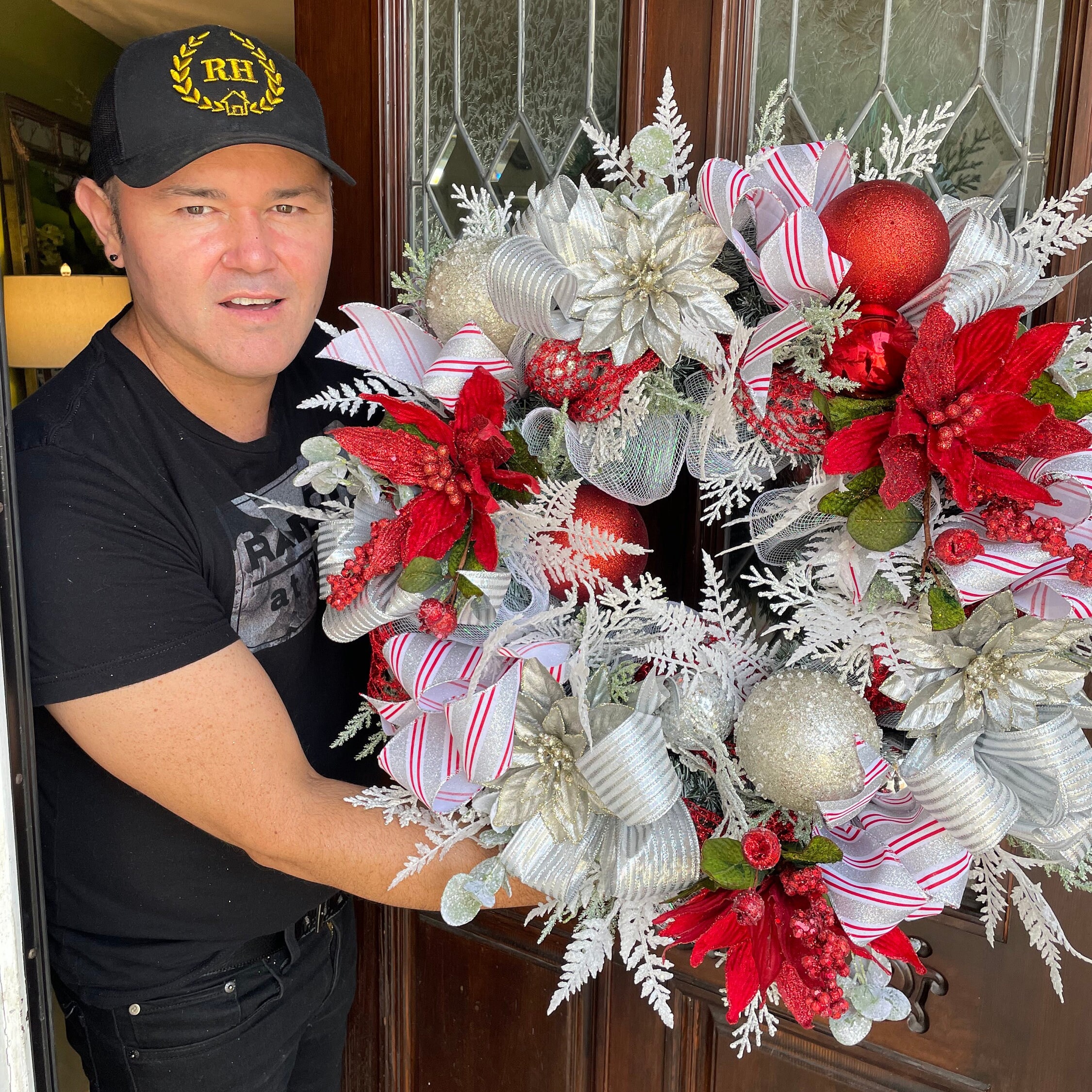 Glam Christmas Wreath Frosty and Red / Hand Made by Ramon at Home