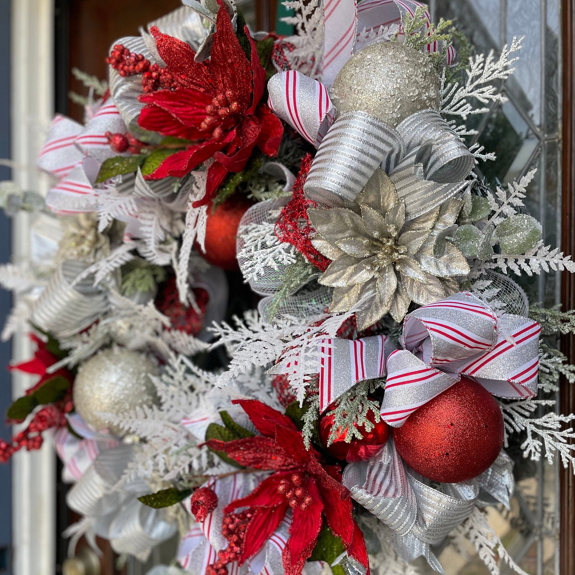 Glam Christmas Wreath Frosty and Red / Hand Made by Ramon at Home