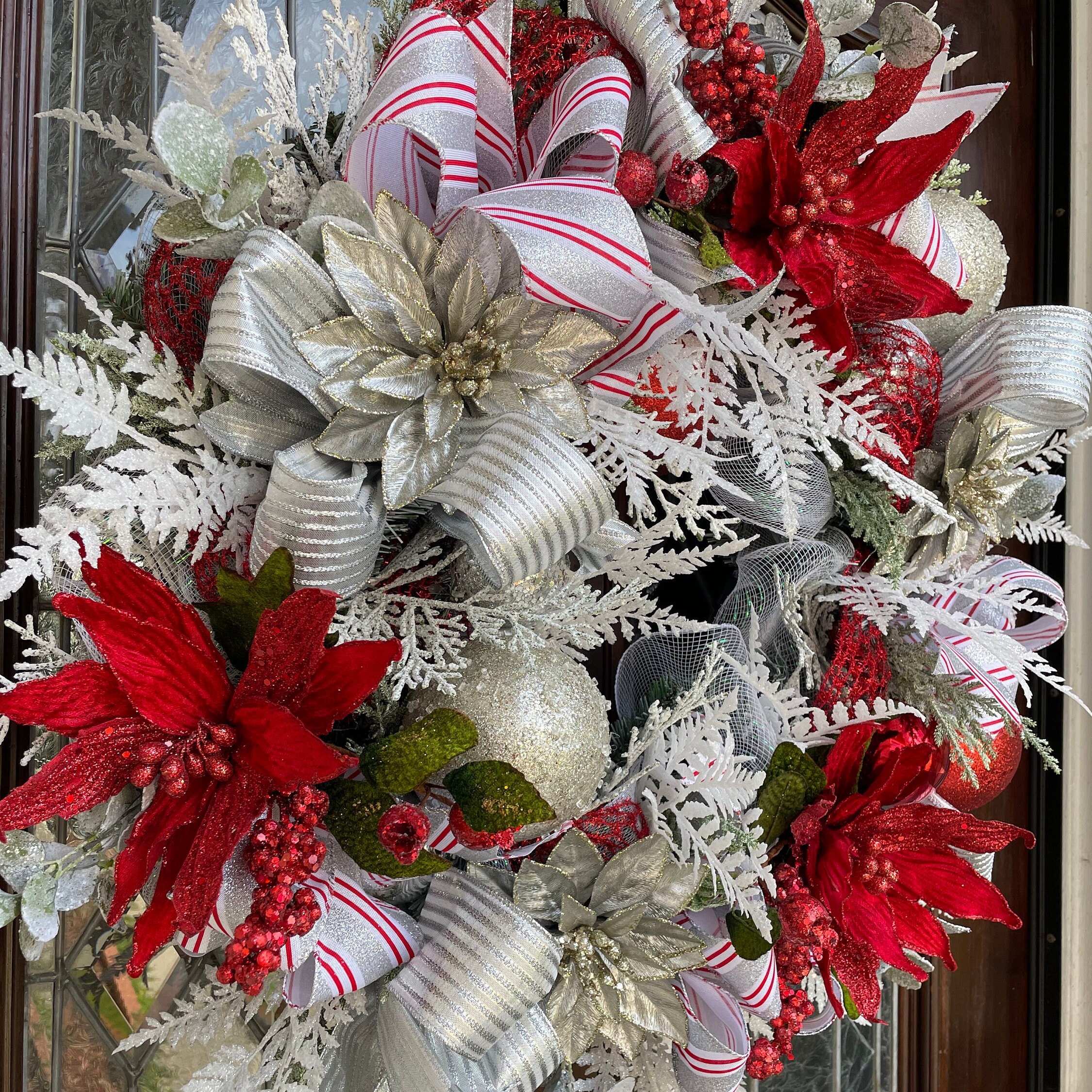 Glam Christmas Wreath Frosty and Red / Hand Made by Ramon at Home