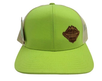 Snap Back Trucker Hat mit Höhenänderung Holz Aufkleber