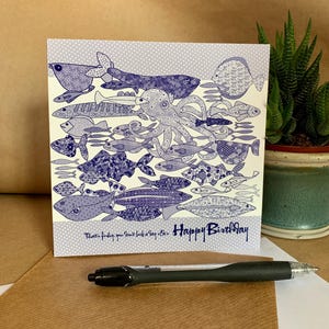 Ilustración de tarjeta de cumpleaños de pez: perfecta para amantes del océano y cumpleaños con temática acuática con un lema divertido.