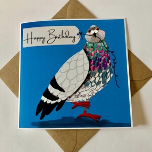 Tarjeta de cumpleaños de Pigeon Post con la frase "Feliz cumpleaños" en el pico