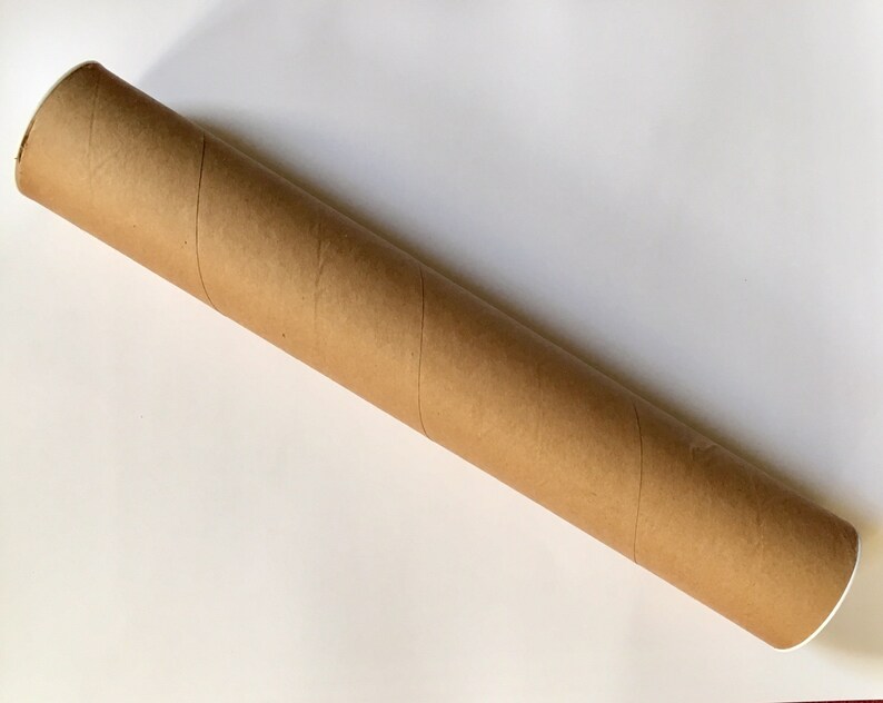 Puede incluir: Un tubo de env&iacute;o de cart&oacute;n marr&oacute;n con tapas blancas.