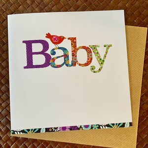 Nieuwe felicitatiekaart voor baby's, schattige uniseks groeten, stuur je liefde. MollyMac-ontwerp. 5 3/4" vierkant