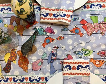 Camino de mesa con pájaro azul, bonito y elegante mantel de algodón estampado.