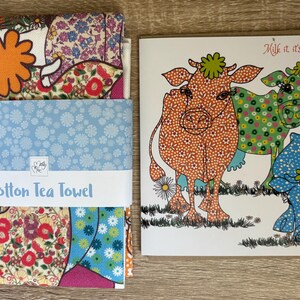 Coffret Vache - Un joli torchon en forme de vache en fleurs et une carte d'anniversaire amusante - Dessinées à la main par MollyMac.