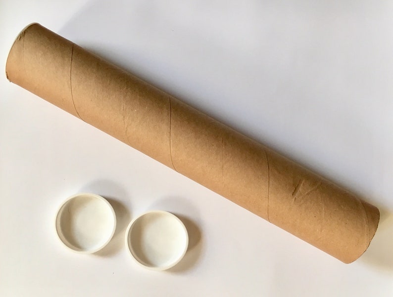 Puede incluir: Un tubo de env&iacute;o de cart&oacute;n marr&oacute;n con dos tapas de pl&aacute;stico blanco.