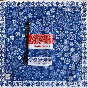 Tovaglioli Fiocco di neve per la tua tavola delle feste, sono graziosi tovaglioli natalizi in stoffa di cotone nei colori blu e bianco. Set di 2