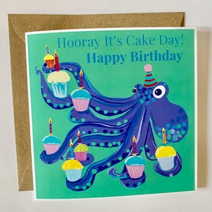 "Lustige Geburtstagskarte mit Oktopus, der Kuchen trägt, mit dem Spruch ""Hooray It's Cake Day!""" Alles Gute zum Geburtstag'