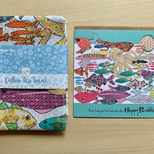 Cadeau d'anniversaire avec un torchon et une carte en forme de poisson, un joli torchon en coton imprimé et une carte par MollyMac