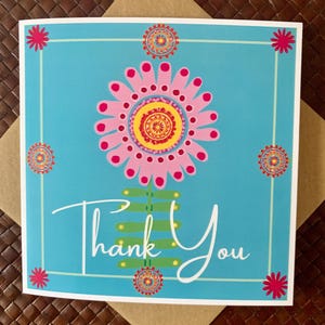 Carte de remerciement pour la famille et les amis avec le slogan « Merci ». Une carte de voeux pour envoyer vos remerciements.