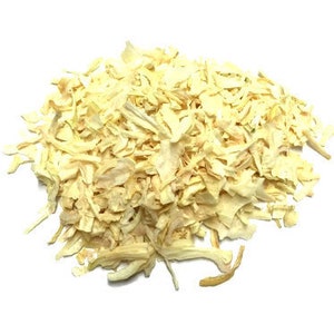 Puede incluir: Un montón de copos de cebolla secos de color amarillo claro.