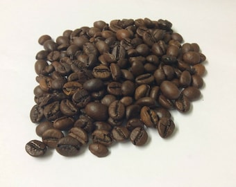 Nyrostade indonesiska kaffebönor av premiumkvalitet. Fri frakt.